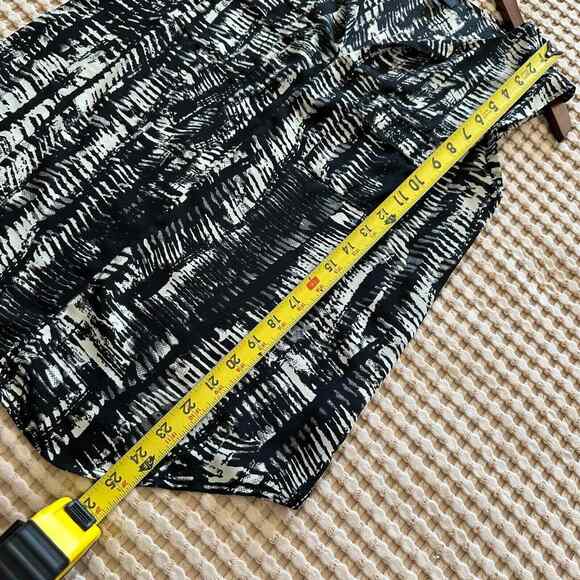 Mossimo Sleeveless Blouse Black White Abstract Print Deep V-Neck Chest Pockets - Picture 5 of 6